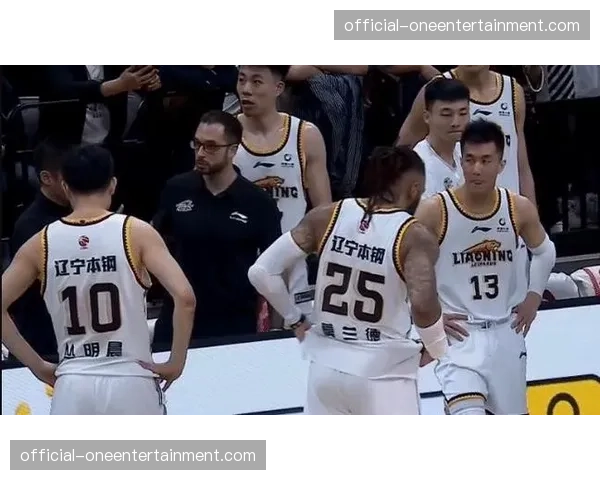 沈阳主场球迷高唱助威歌，为辽篮打造魔鬼主场